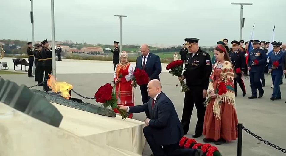 Губернатор Севастополя вместе с общественниками возложил цветы к памятнику 100-летия окончания Гражданской войны на Юге России