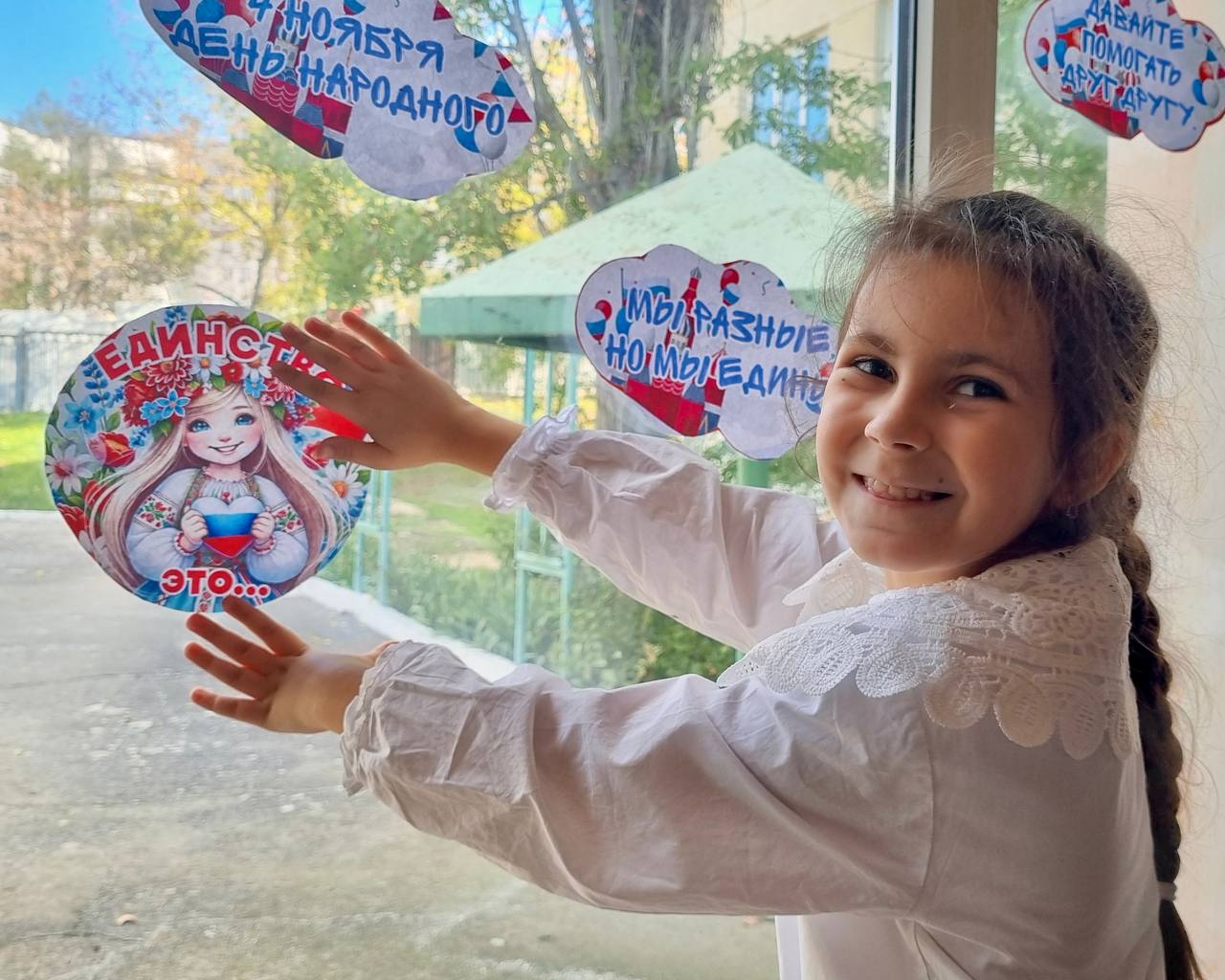 День народного единства. Ежегодно 4 ноября наша страна отмечает День народного единства. Более 190 народов и народностей, проживающих на территории Российской Федерации, объединяет общая история, память и верность традициям День народного единства. Ежегодно 4 ноября наша страна отмечает День народного единства. Более 190 народов и народностей, проживающих на территории Российской Федерации, объединяет общая история, память и верность традициям