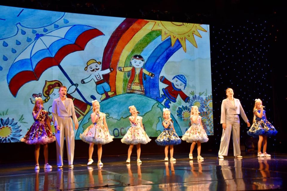 Чужих детей не бывает! Это точно знают, семьи севастопольцев, которые взяли под опеку или попечение детей, подарив им тепло и уют дома, ласку, заботу и поддержку Чужих детей не бывает! Это точно знают, семьи севастопольцев, которые взяли под опеку или попечение детей, подарив им тепло и уют дома, ласку, заботу и поддержку