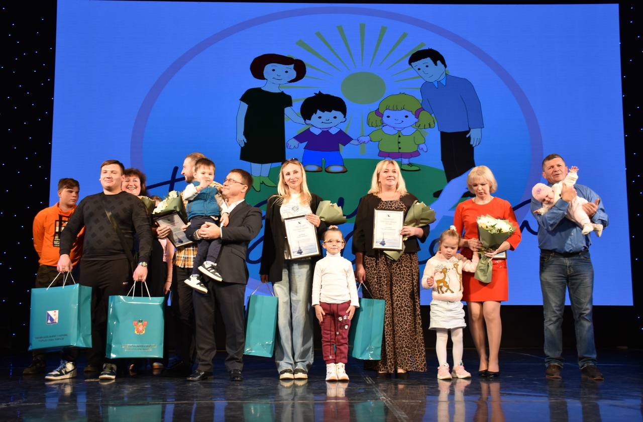 Чужих детей не бывает! Это точно знают, семьи севастопольцев, которые взяли под опеку или попечение детей, подарив им тепло и уют дома, ласку, заботу и поддержку Чужих детей не бывает! Это точно знают, семьи севастопольцев, которые взяли под опеку или попечение детей, подарив им тепло и уют дома, ласку, заботу и поддержку