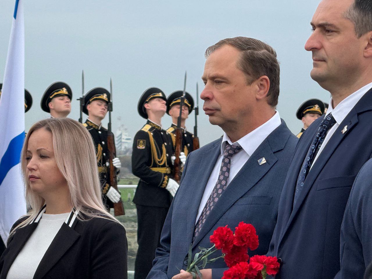 Александр Кулагин: Стало уже доброй традицией в День народного единства возлагать цветы к памятнику Примирения, в основании постамента которого начертаны слова: "Мы единый народ и Россия у нас одна" Александр Кулагин: Стало уже доброй традицией в День народного единства возлагать цветы к памятнику Примирения, в основании постамента которого начертаны слова: "Мы единый народ и Россия у нас одна"