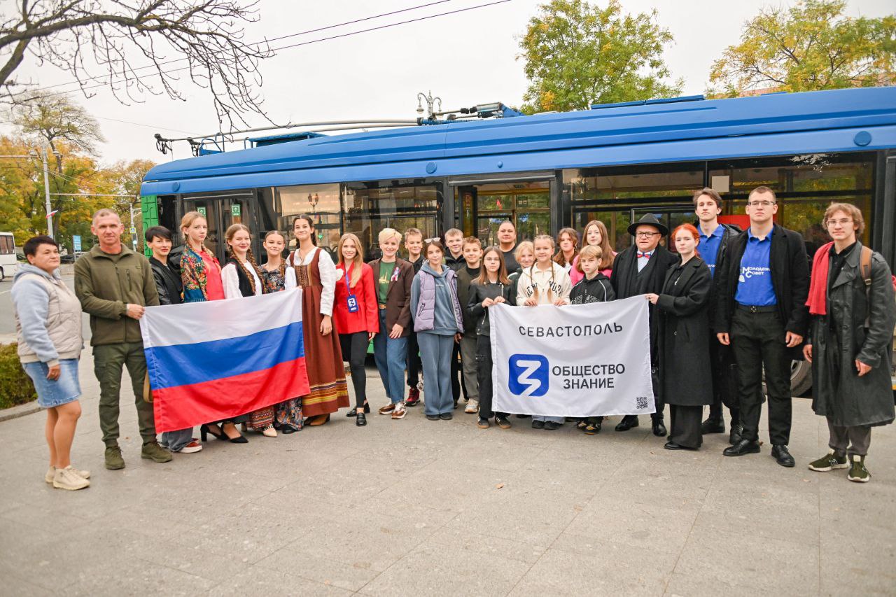 В Севастополе по улицам города проехал необычный троллейбус-лекторий В Севастополе по улицам города проехал необычный троллейбус-лекторий