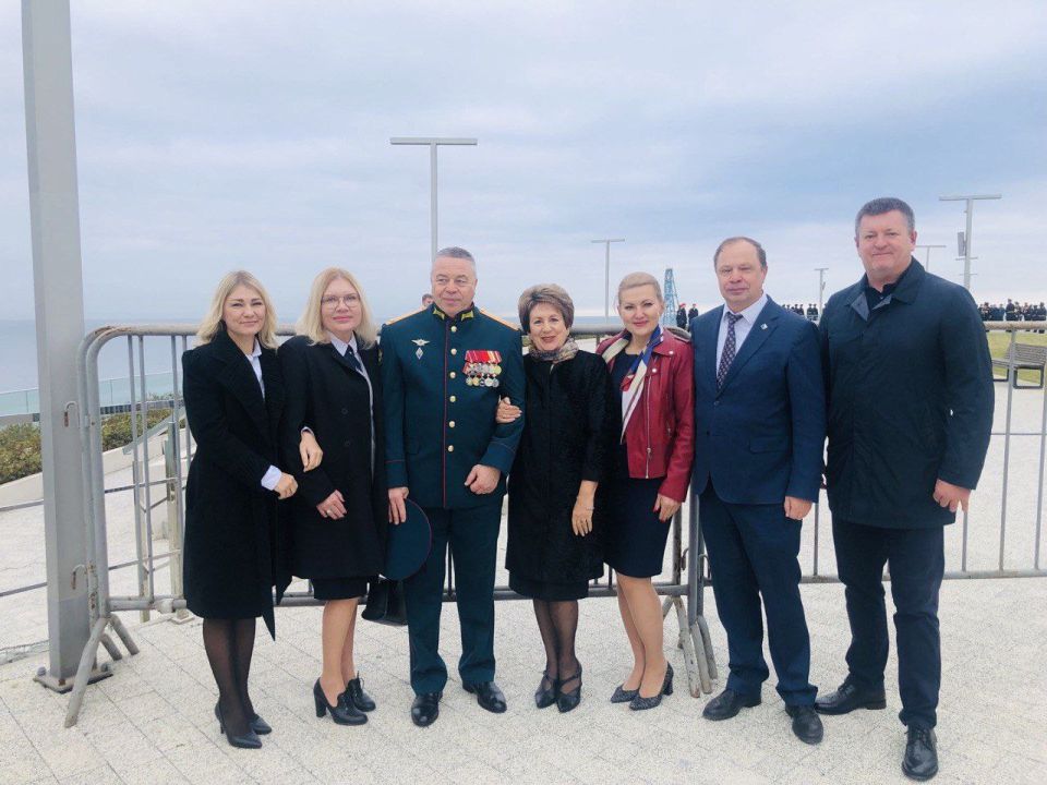 Александр Кулагин: Стало уже доброй традицией в День народного единства возлагать цветы к памятнику Примирения, в основании постамента которого начертаны слова: "Мы единый народ и Россия у нас одна" Александр Кулагин: Стало уже доброй традицией в День народного единства возлагать цветы к памятнику Примирения, в основании постамента которого начертаны слова: "Мы единый народ и Россия у нас одна"