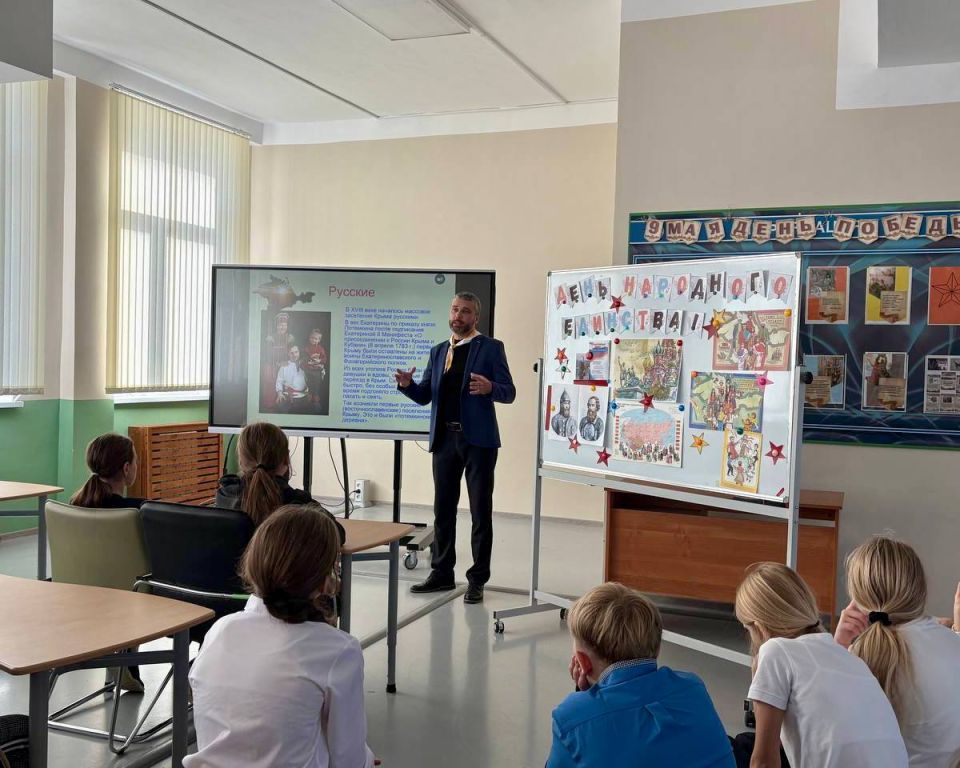 День народного единства. Ежегодно 4 ноября наша страна отмечает День народного единства. Более 190 народов и народностей, проживающих на территории Российской Федерации, объединяет общая история, память и верность традициям День народного единства. Ежегодно 4 ноября наша страна отмечает День народного единства. Более 190 народов и народностей, проживающих на территории Российской Федерации, объединяет общая история, память и верность традициям