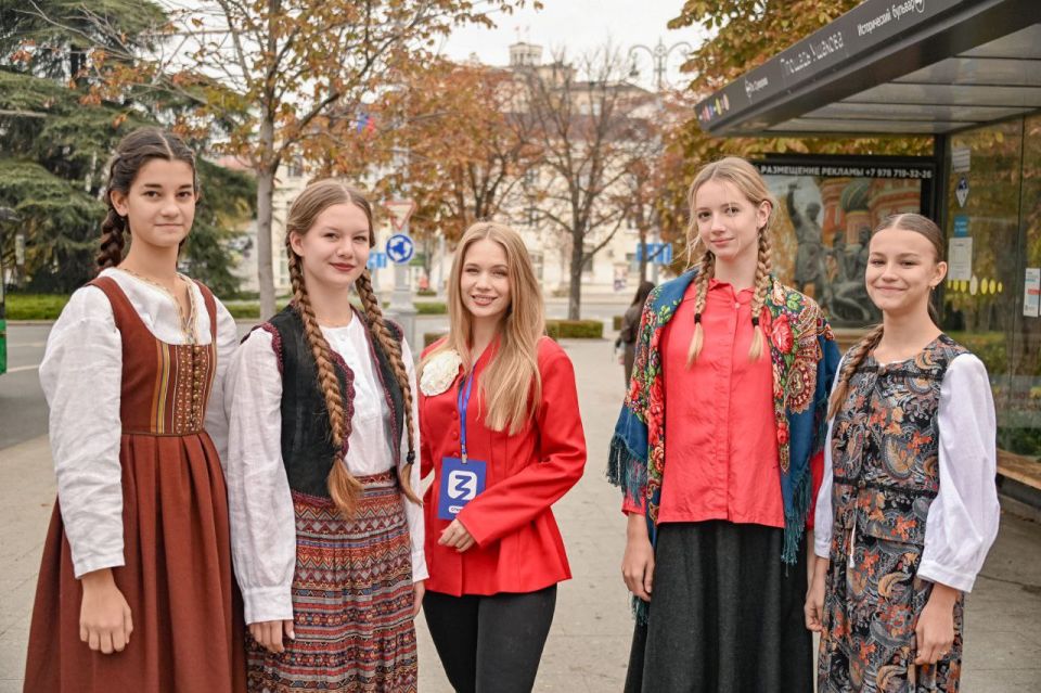 В Севастополе по улицам города проехал необычный троллейбус-лекторий