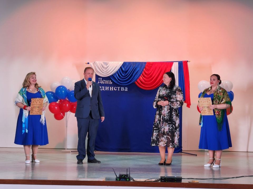 Александр Кулагин: В селе Верхнесадовом проходит концерт, посвящённый Дню народного единства Александр Кулагин: В селе Верхнесадовом проходит концерт, посвящённый Дню народного единства