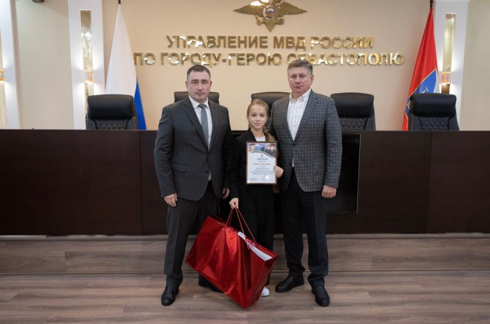 Начальник УМВД России по г. Севастополю генерал-майор полиции Сергей Сигунов вручил дипломы и подарки победителям регионального этапа детского конкурса «Мои родители работают в полиции» Начальник УМВД России по г. Севастополю генерал-майор полиции Сергей Сигунов вручил дипломы и подарки победителям регионального этапа детского конкурса «Мои родители работают в полиции»