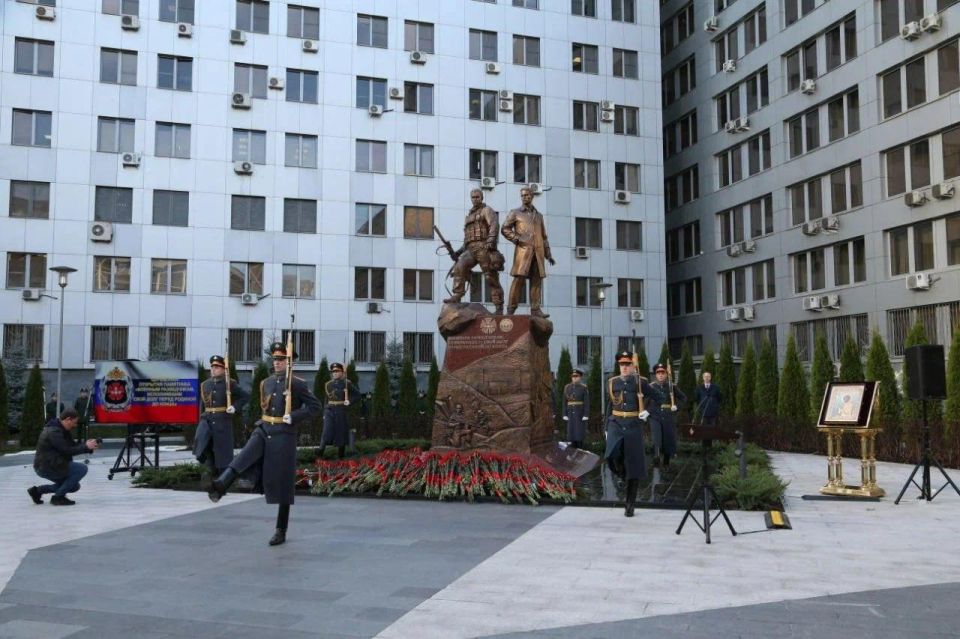 Памятник «Военным разведчикам, исполнившим свой долг перед Родиной до конца» открыли в Москве