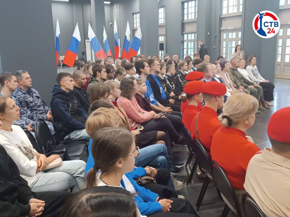 В Новом Херсонесе проходит встреча с Героем России, пилотом Дамиром Юсуповым В Новом Херсонесе проходит встреча с Героем России, пилотом Дамиром Юсуповым