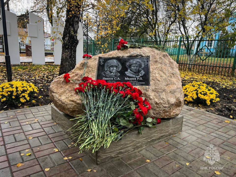 Памятник севастопольским пиротехникам открыли в Курской области Памятник севастопольским пиротехникам открыли в Курской области