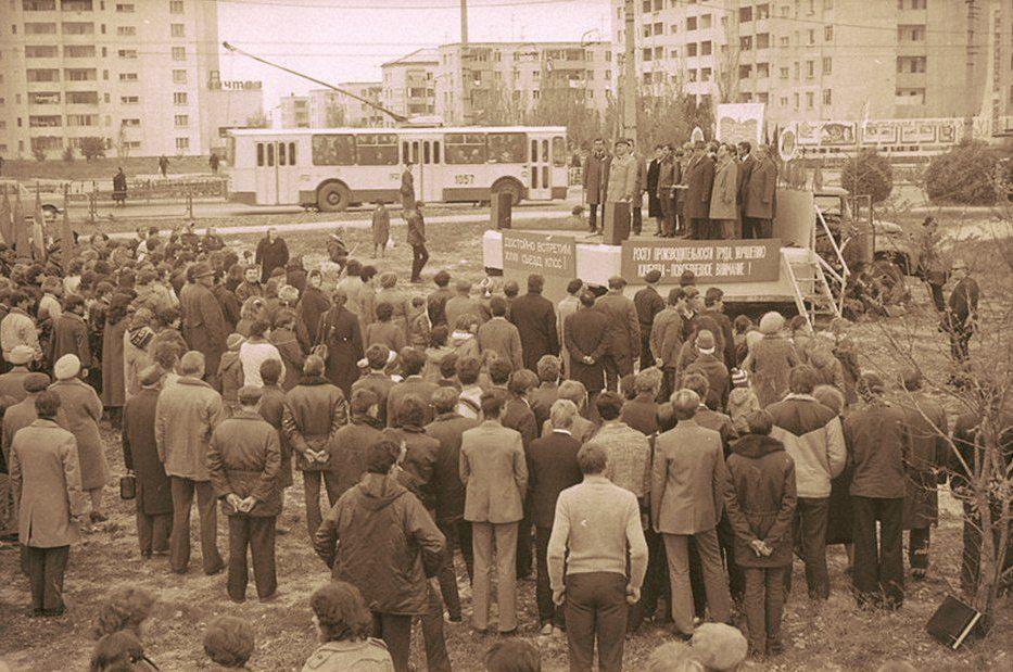 Торжественное открытие троллейбусного маршрута №14 на улице Руднева, 5 ноября 1985 года Торжественное открытие троллейбусного маршрута №14 на улице Руднева, 5 ноября 1985 года