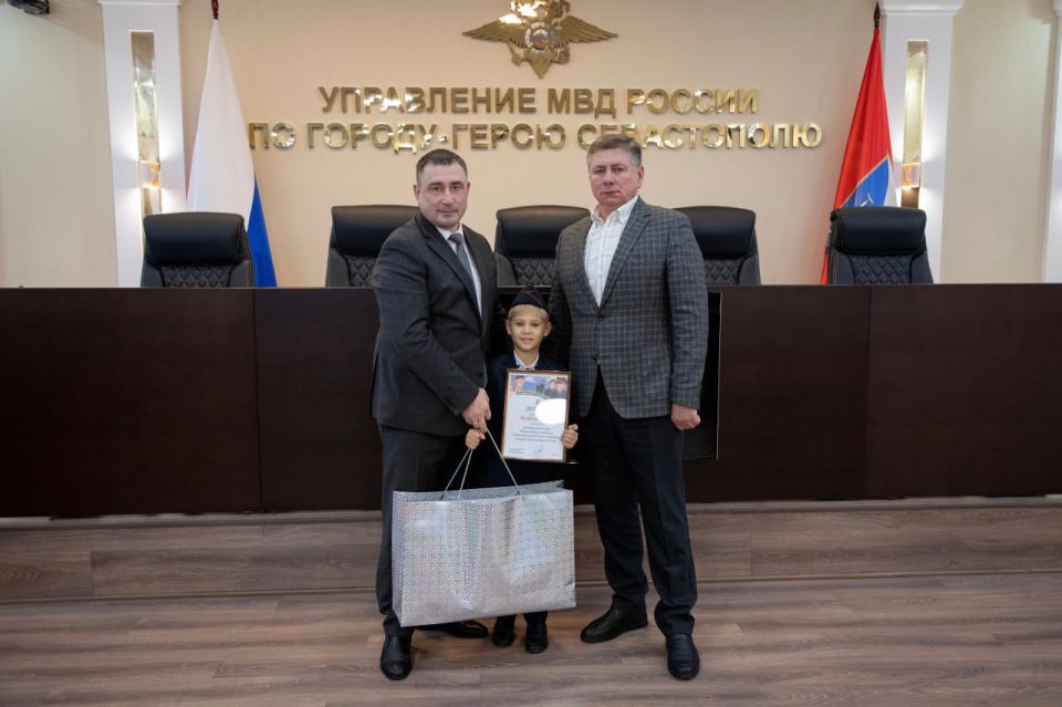 Начальник УМВД России по г. Севастополю генерал-майор полиции Сергей Сигунов вручил дипломы и подарки победителям регионального этапа детского конкурса «Мои родители работают в полиции» Начальник УМВД России по г. Севастополю генерал-майор полиции Сергей Сигунов вручил дипломы и подарки победителям регионального этапа детского конкурса «Мои родители работают в полиции»