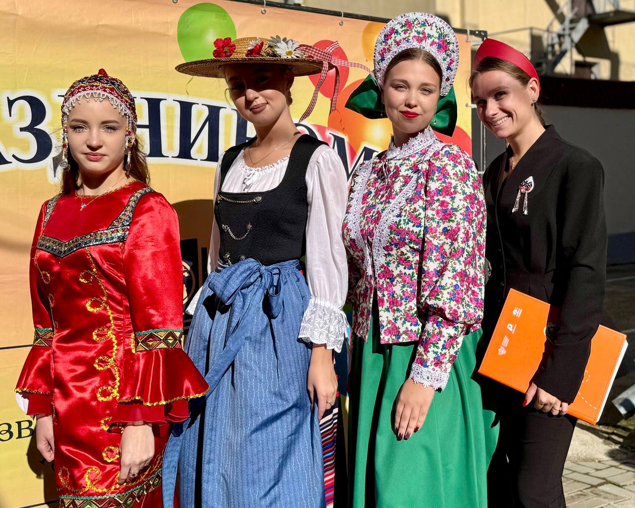 Единство в узорах России. В преддверии Дня народного единства в Педагогическом колледже ИРО состоялось уже ставшее традиционным дефиле в национальных костюмах народов России, а именно народов Севастополя и Крыма Перед... Единство в узорах России. В преддверии Дня народного единства в Педагогическом колледже ИРО состоялось уже ставшее традиционным дефиле в национальных костюмах народов России, а именно народов Севастополя и Крыма Перед...