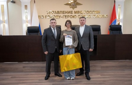 Начальник УМВД России по г. Севастополю генерал-майор полиции Сергей Сигунов вручил дипломы и подарки победителям регионального этапа детского конкурса «Мои родители работают в полиции»