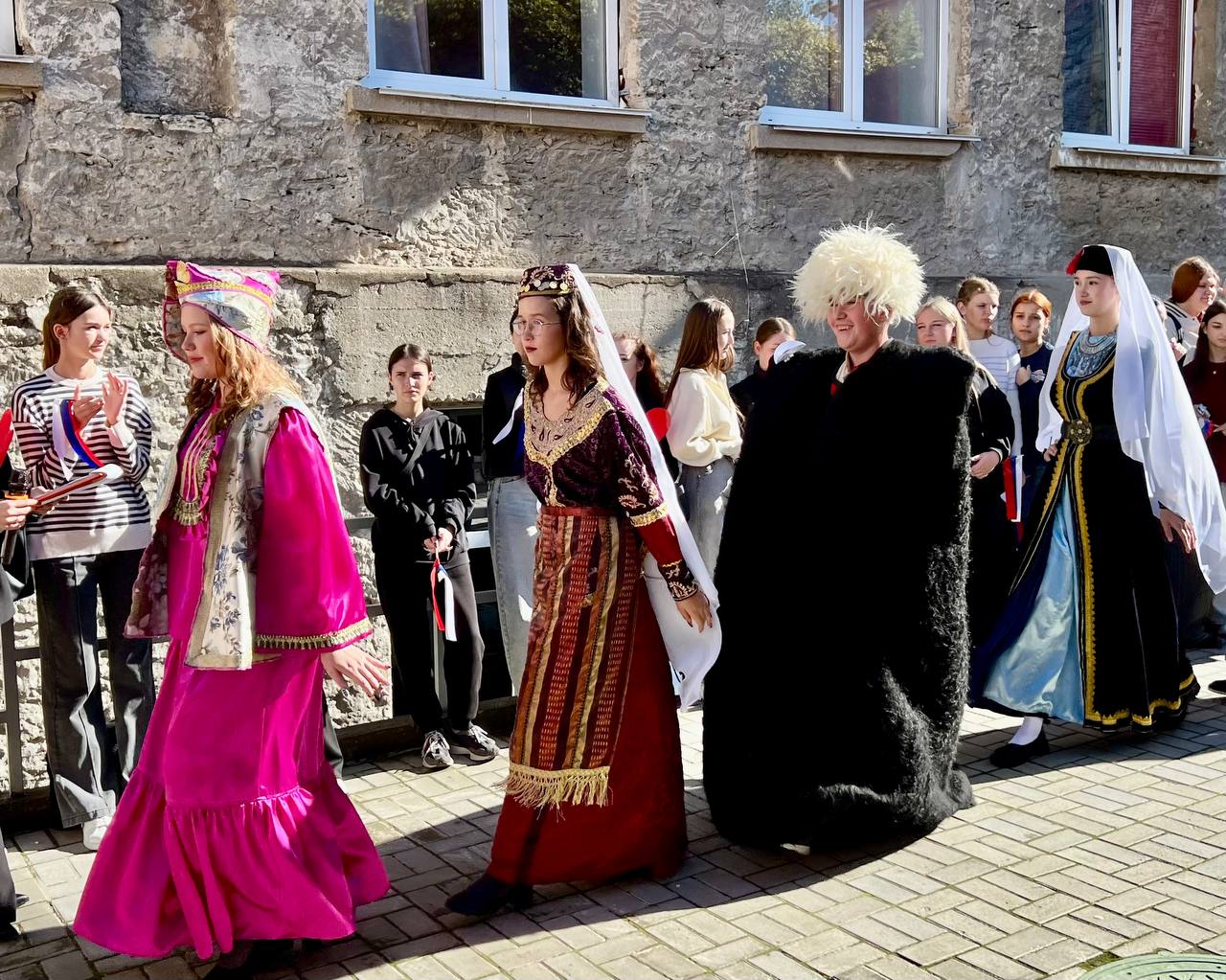 Единство в узорах России. В преддверии Дня народного единства в Педагогическом колледже ИРО состоялось уже ставшее традиционным дефиле в национальных костюмах народов России, а именно народов Севастополя и Крыма Перед... Единство в узорах России. В преддверии Дня народного единства в Педагогическом колледже ИРО состоялось уже ставшее традиционным дефиле в национальных костюмах народов России, а именно народов Севастополя и Крыма Перед...