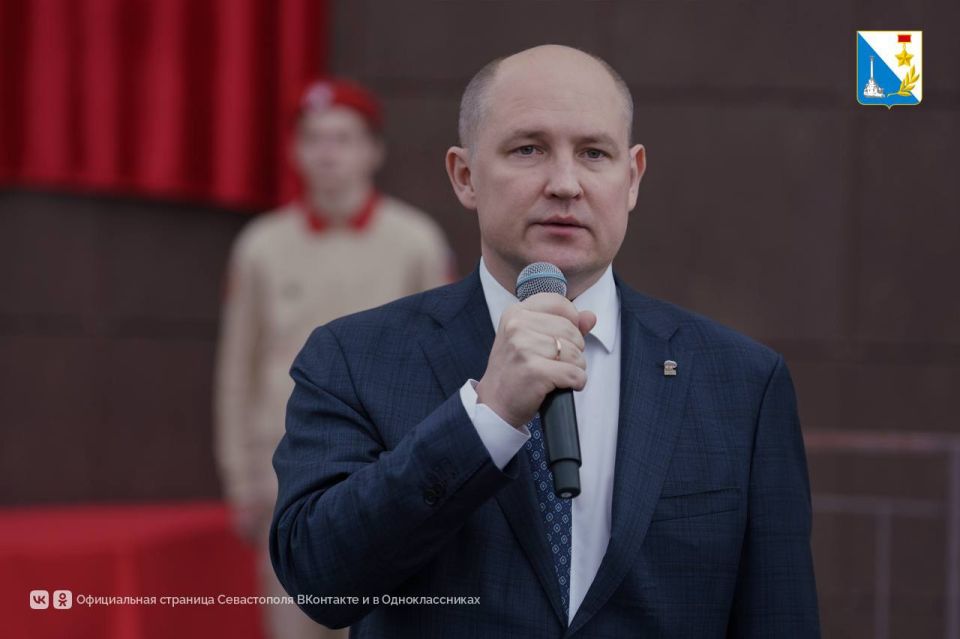 Михаил Развожаев открыл мемориальную доску Герою России Никите Мечтанову