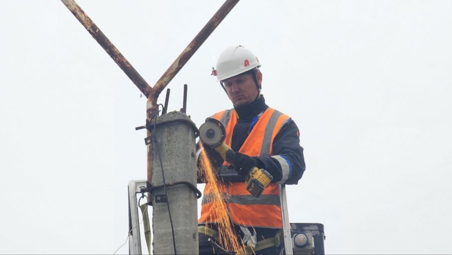 На улице Кокчетавской обновляют уличное освещение На улице Кокчетавской обновляют уличное освещение