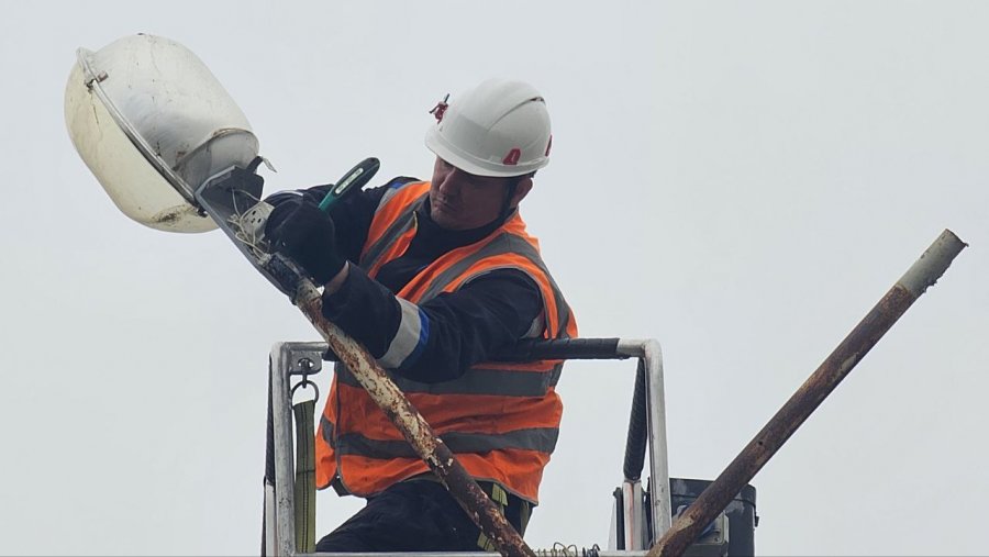 На улице Кокчетавской обновляют уличное освещение