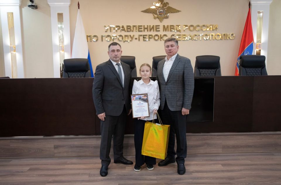 Начальник УМВД России по г. Севастополю генерал-майор полиции Сергей Сигунов вручил дипломы и подарки победителям регионального этапа детского конкурса «Мои родители работают в полиции» Начальник УМВД России по г. Севастополю генерал-майор полиции Сергей Сигунов вручил дипломы и подарки победителям регионального этапа детского конкурса «Мои родители работают в полиции»