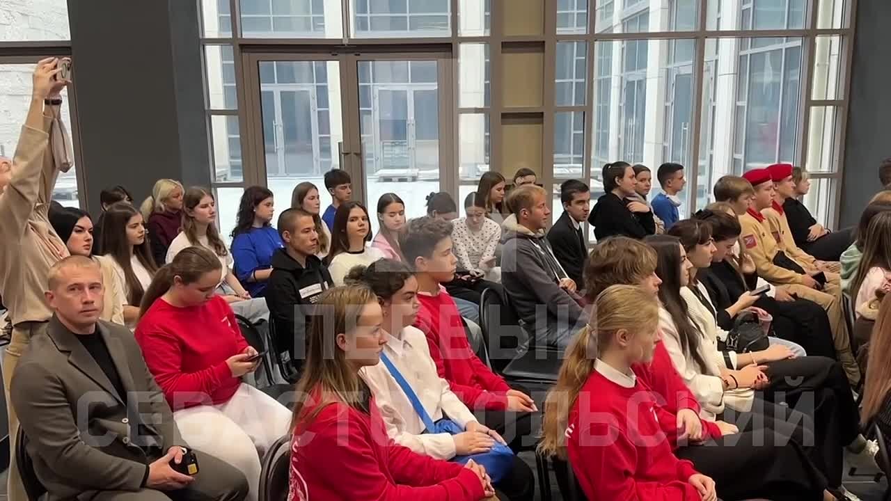 Герой России, пилот гражданской авиации Дамир Юсупов прибыл в Севастополь