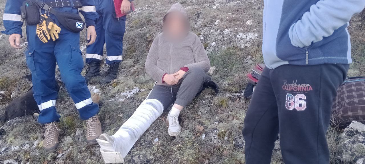 Спасатели оказали помощь женщине, получившей травму ноги Спасатели оказали помощь женщине, получившей травму ноги