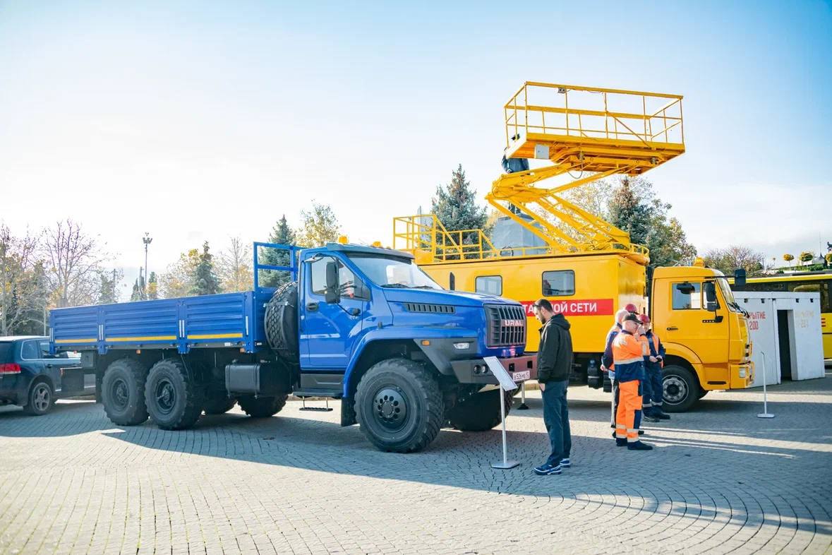 Посетил праздничную выставку техники Севэлектроавтотранса на площади Нахимова Посетил праздничную выставку техники Севэлектроавтотранса на площади Нахимова