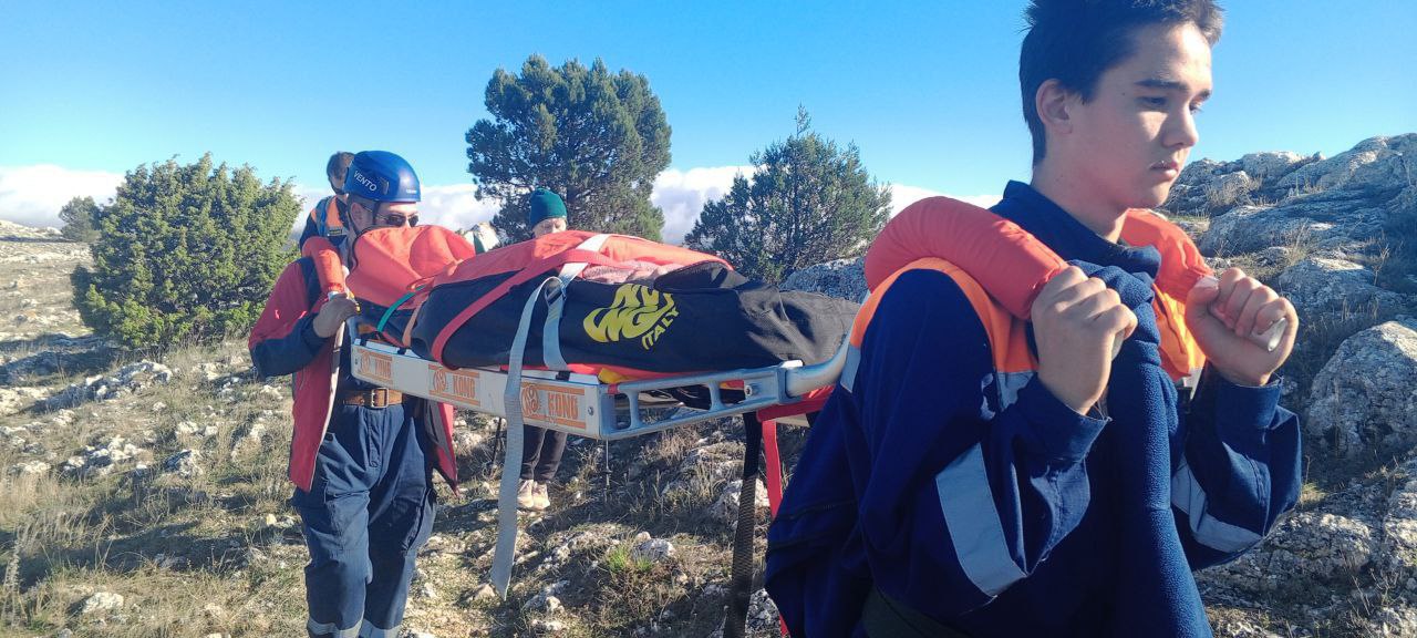 Спасатели оказали помощь женщине, получившей травму ноги Спасатели оказали помощь женщине, получившей травму ноги