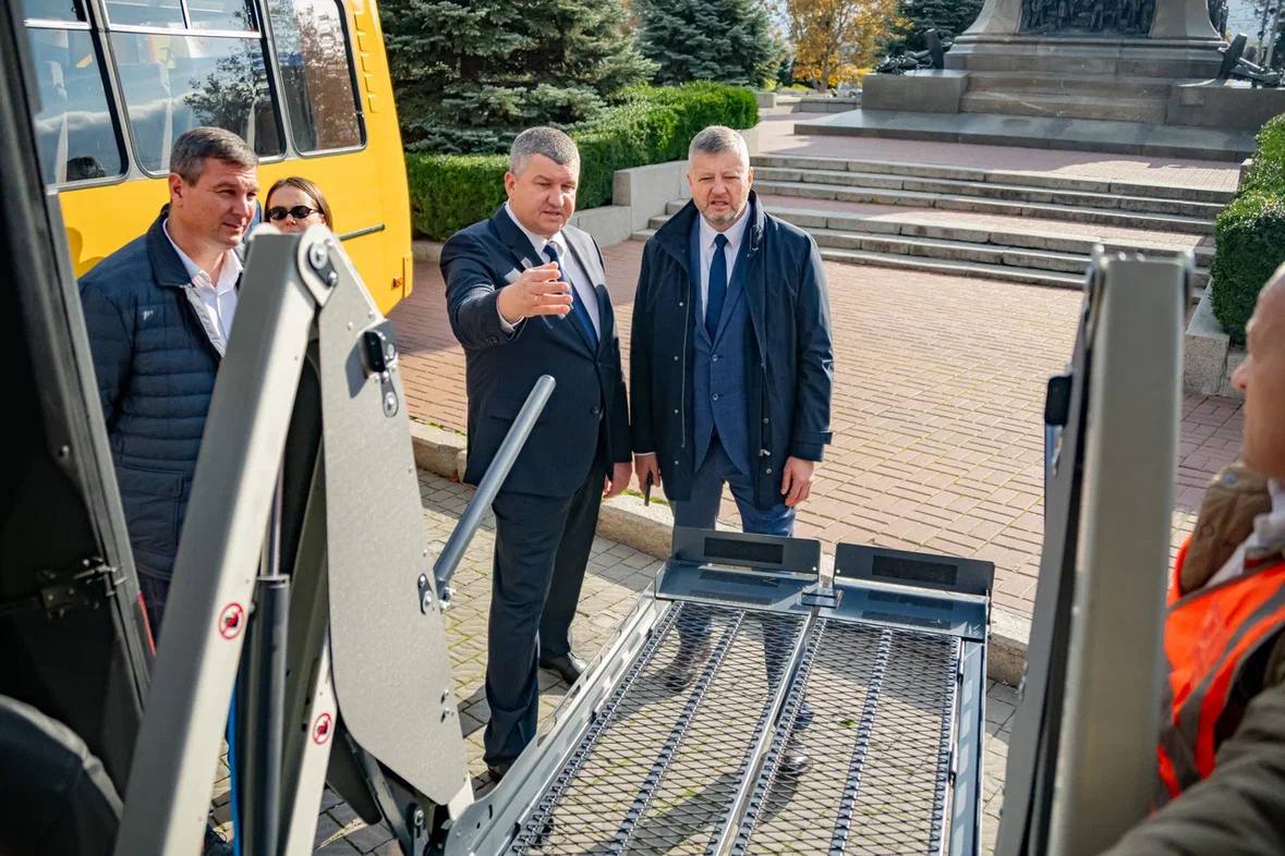 Посетил праздничную выставку техники Севэлектроавтотранса на площади Нахимова Посетил праздничную выставку техники Севэлектроавтотранса на площади Нахимова