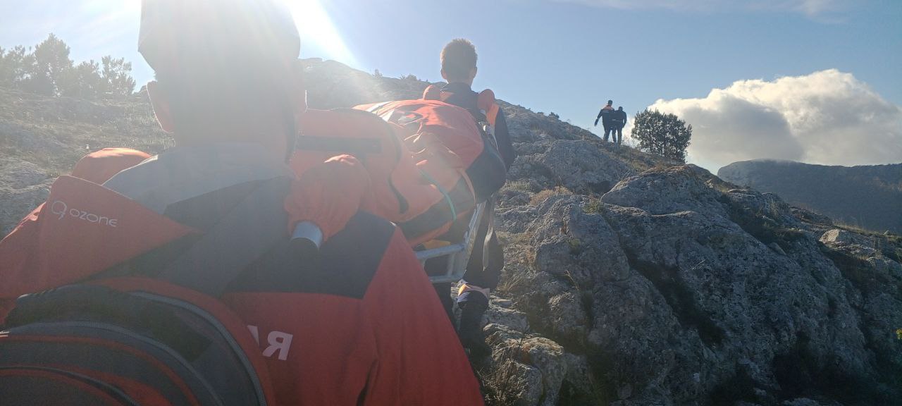 Спасатели оказали помощь женщине, получившей травму ноги