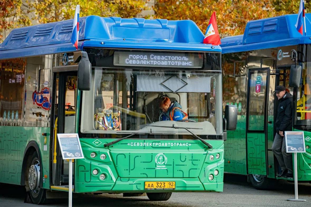 Посетил праздничную выставку техники Севэлектроавтотранса на площади Нахимова Посетил праздничную выставку техники Севэлектроавтотранса на площади Нахимова