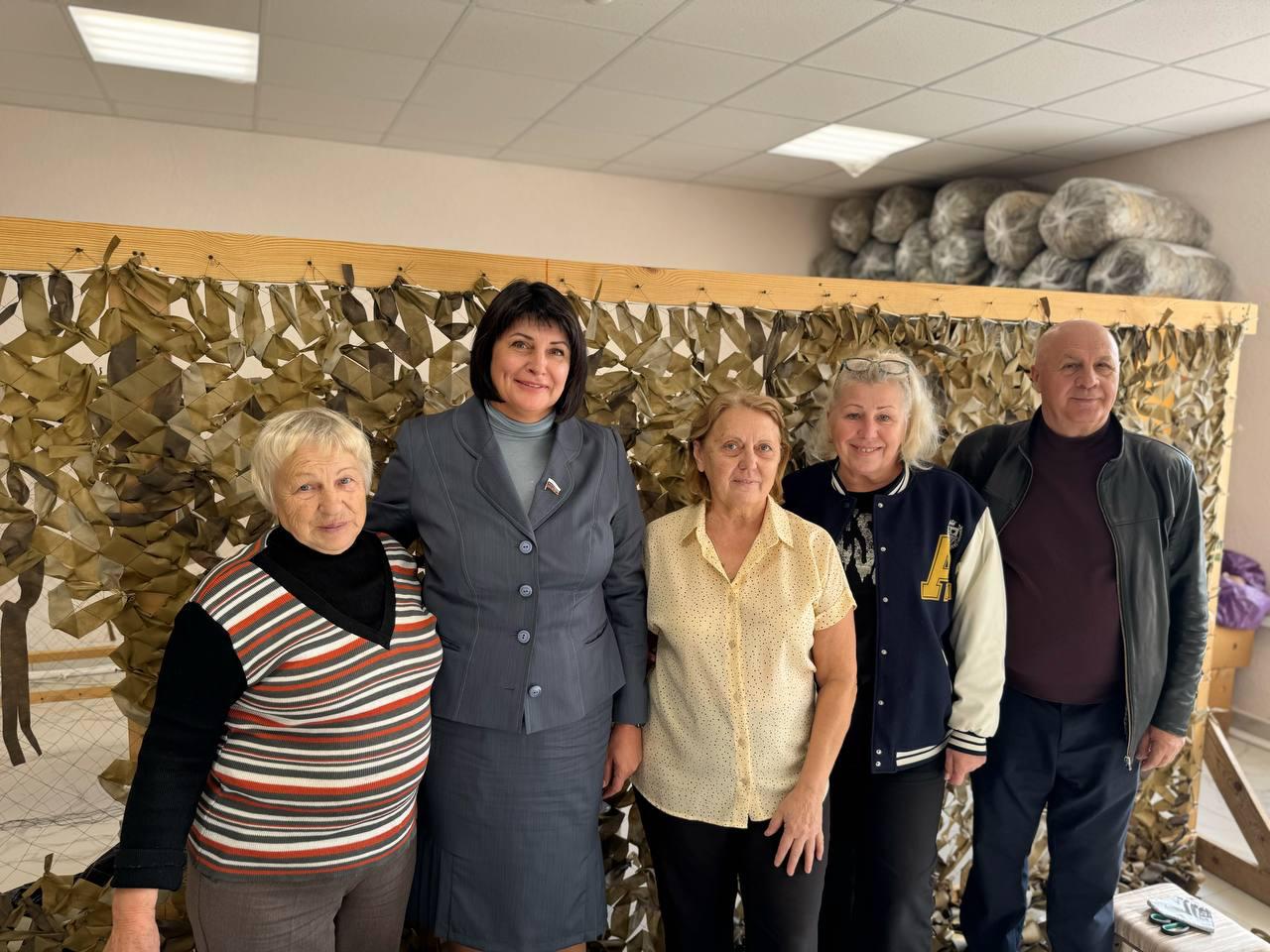 Татьяна Лобач: Вместе с депутатом Совета Балаклавского МО Владимиром Юрчаком встретились с активистками, которые на территории ГКУ ДК «Севастопольский» ежедневно плетут маскировочные сети для наших защитников