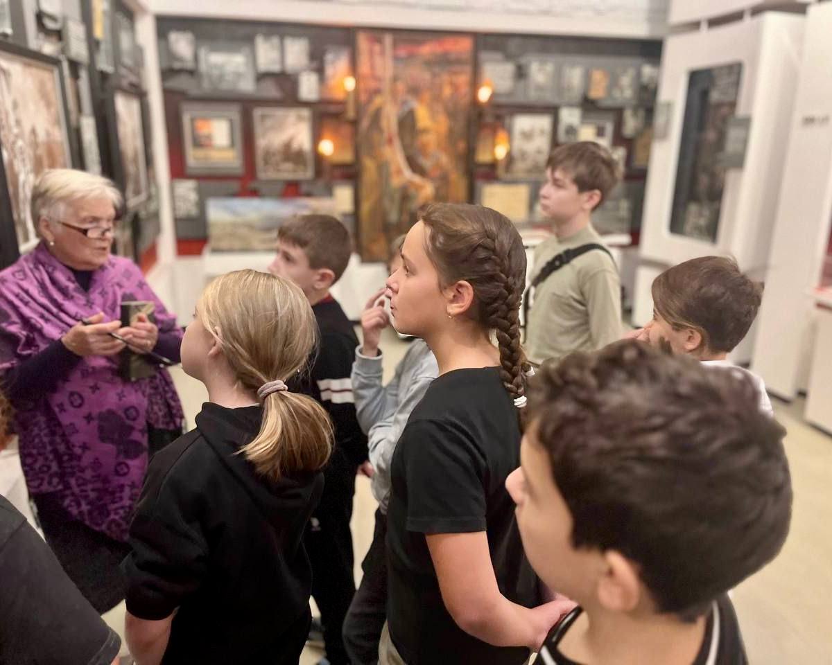 Дорогами мужества. Навигаторы Детства Севастопольского политехнического лицея Ирина Меньшикова и школы №59 Екатерина Кудинова вместе с учащимися совершили познавательную и вдохновляющую экскурсию в Музей «4-й сектор обороны... Дорогами мужества. Навигаторы Детства Севастопольского политехнического лицея Ирина Меньшикова и школы №59 Екатерина Кудинова вместе с учащимися совершили познавательную и вдохновляющую экскурсию в Музей «4-й сектор обороны...