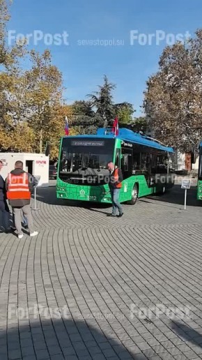 На площади Нахимова проходит выставка троллейбусов в честь юбилея "Севэлектроавтотранс имени А. С. Круподерова»