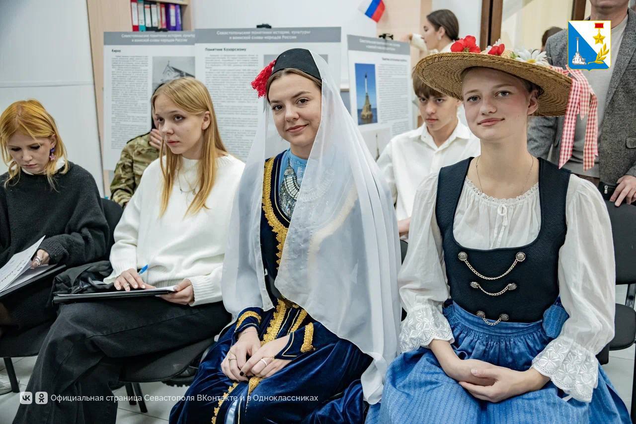 Участники программы «Севастополь — город Героев» написали этнографический диктант Участники программы «Севастополь — город Героев» написали этнографический диктант