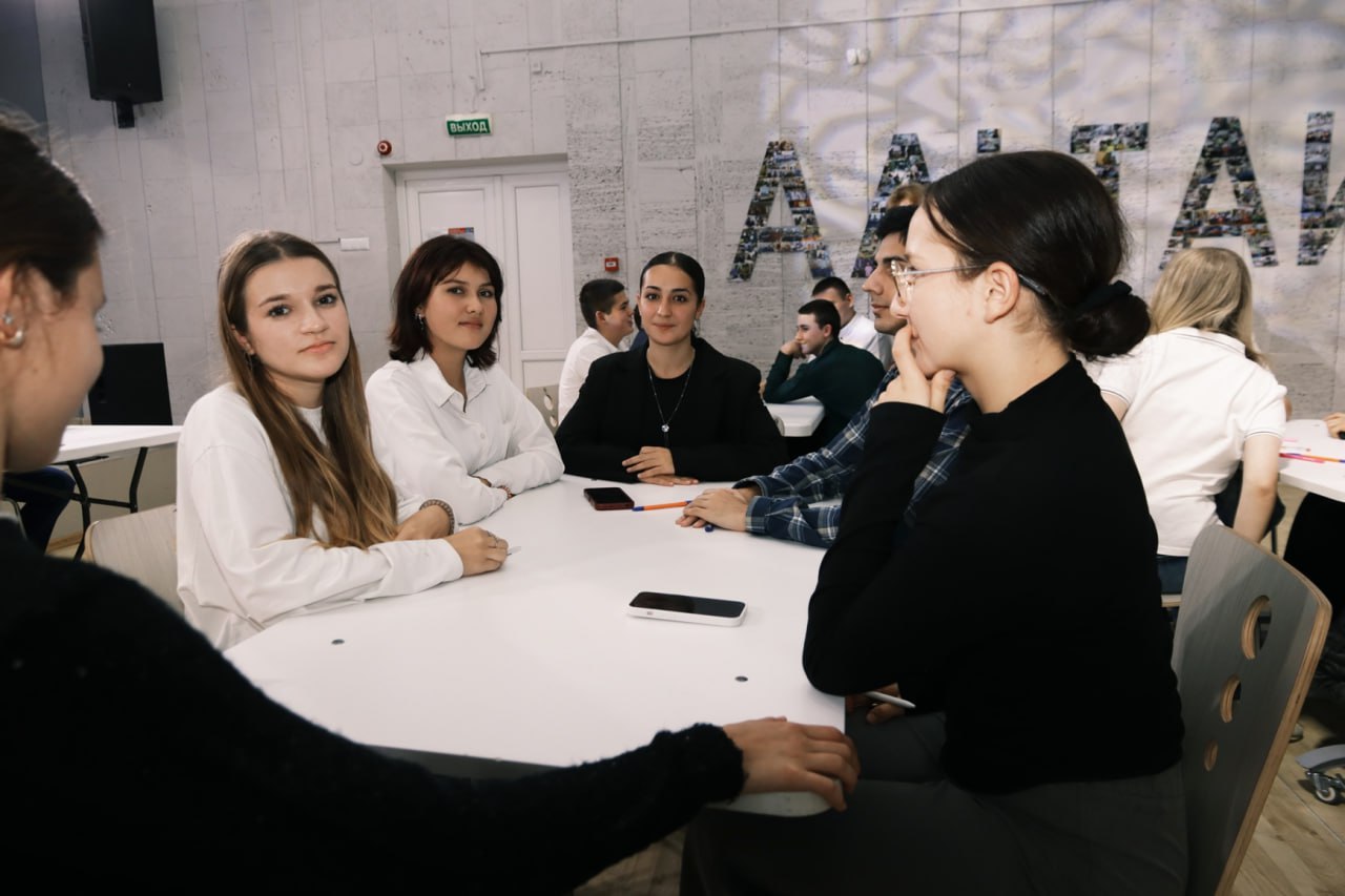 В Севастополе продолжается проведение конкурса "Правовой брейн-ринг" для учеников 9 и 10 классов общеобразовательных школ, который организован прокуратурой города Севастополя совместно с ГБОУ «Центр дополнительного... В Севастополе продолжается проведение конкурса "Правовой брейн-ринг" для учеников 9 и 10 классов общеобразовательных школ, который организован прокуратурой города Севастополя совместно с ГБОУ «Центр дополнительного...