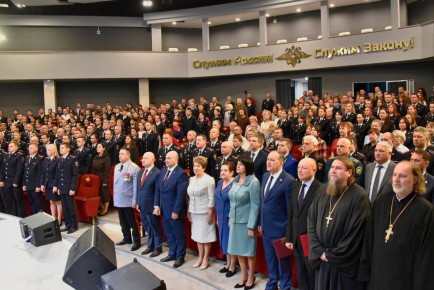 Владимир Немцев: Сегодня, в преддверии Дня сотрудников органов внутренних дел Российской Федерации, вместе с Губернатором Севастополя Михаилом Развожаевым, начальником УМВД России по городу Севастополю Сергеем Сигуновым...