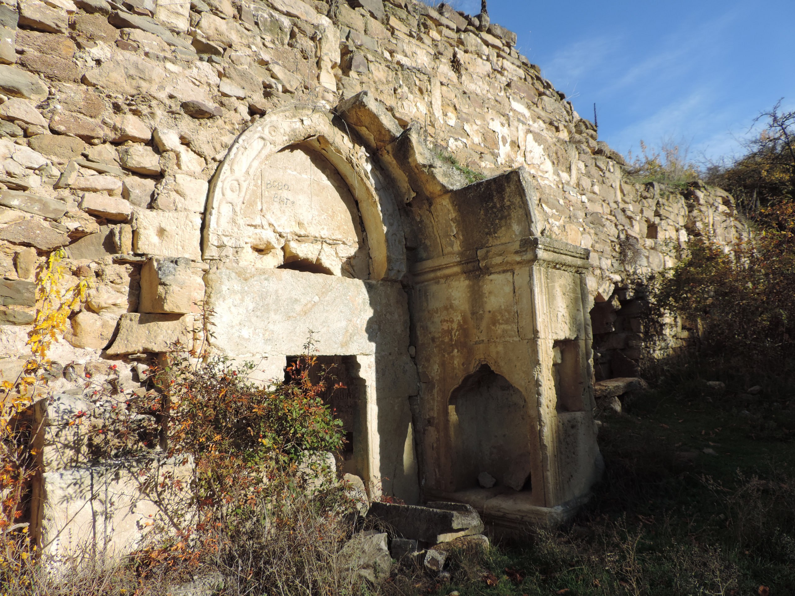 Студенты СевГУ исследуют средневековые армянские храмы в Крыму Студенты СевГУ исследуют средневековые армянские храмы в Крыму