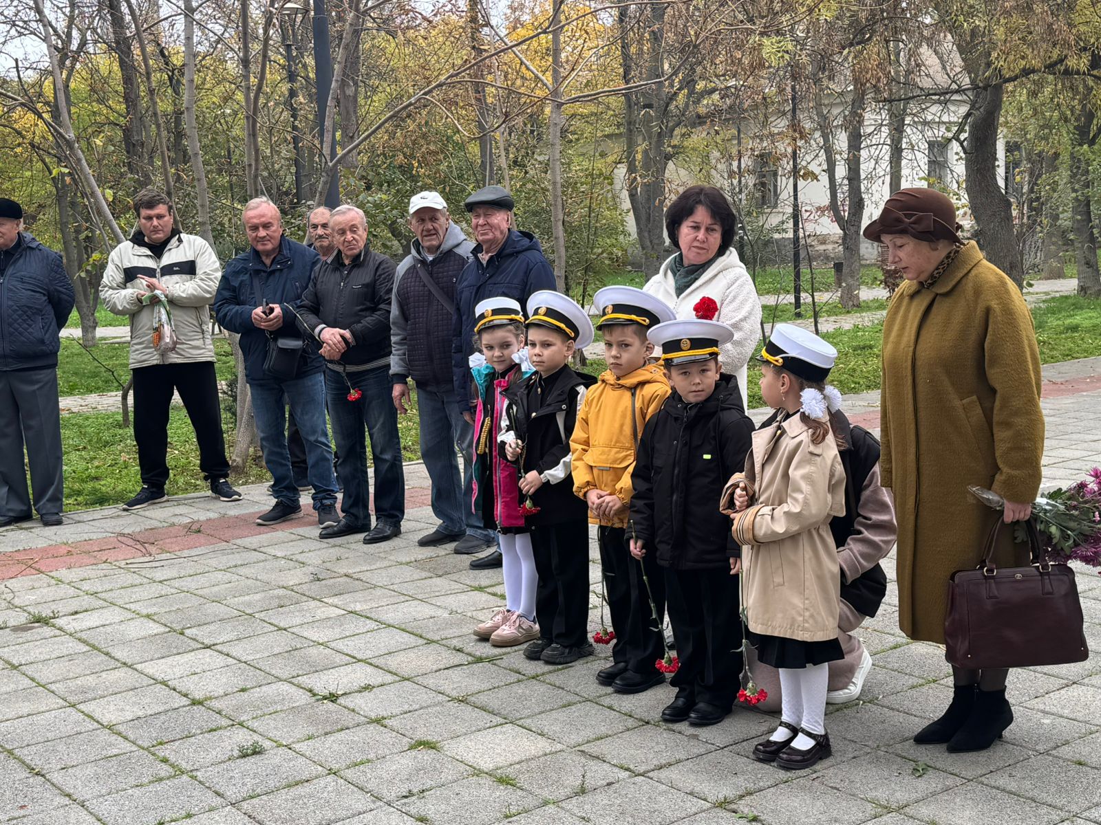 Торжественный митинг. В парке у памятника авиаторам-гвардейцам в рамках проведения мероприятий, посвященных Году защитника Отечества, в преддверии празднования Дня поселка Кача, местной администрацией Качинского МО проведён... Торжественный митинг. В парке у памятника авиаторам-гвардейцам в рамках проведения мероприятий, посвященных Году защитника Отечества, в преддверии празднования Дня поселка Кача, местной администрацией Качинского МО проведён...