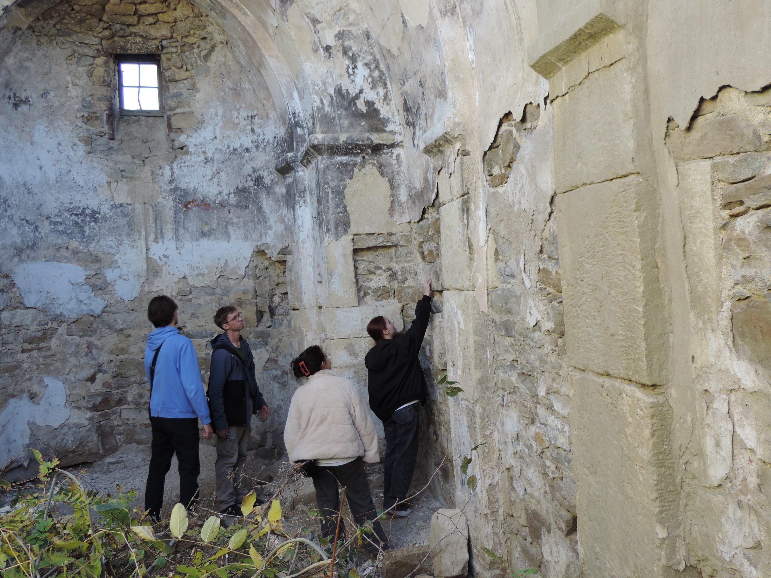 Студенты СевГУ исследуют средневековые армянские храмы в Крыму Студенты СевГУ исследуют средневековые армянские храмы в Крыму