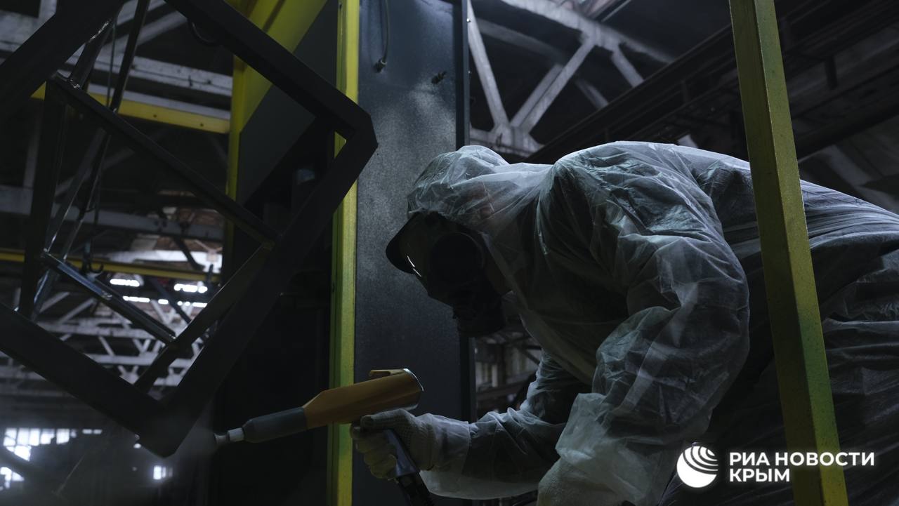 Труд в неволе: какую пользу приносят осужденные в Крыму?