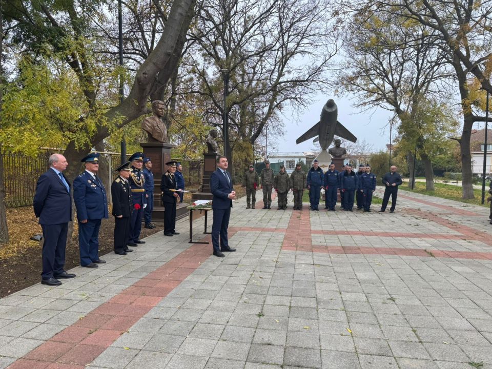 Торжественный митинг. В парке у памятника авиаторам-гвардейцам в рамках проведения мероприятий, посвященных Году защитника Отечества, в преддверии празднования Дня поселка Кача, местной администрацией Качинского МО проведён...