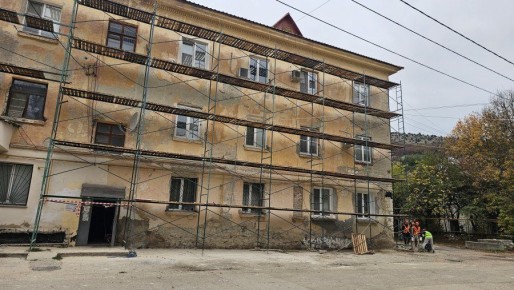 Ремонт фасада дома №17 на улице Крестовского в Балаклаве завершат в январе