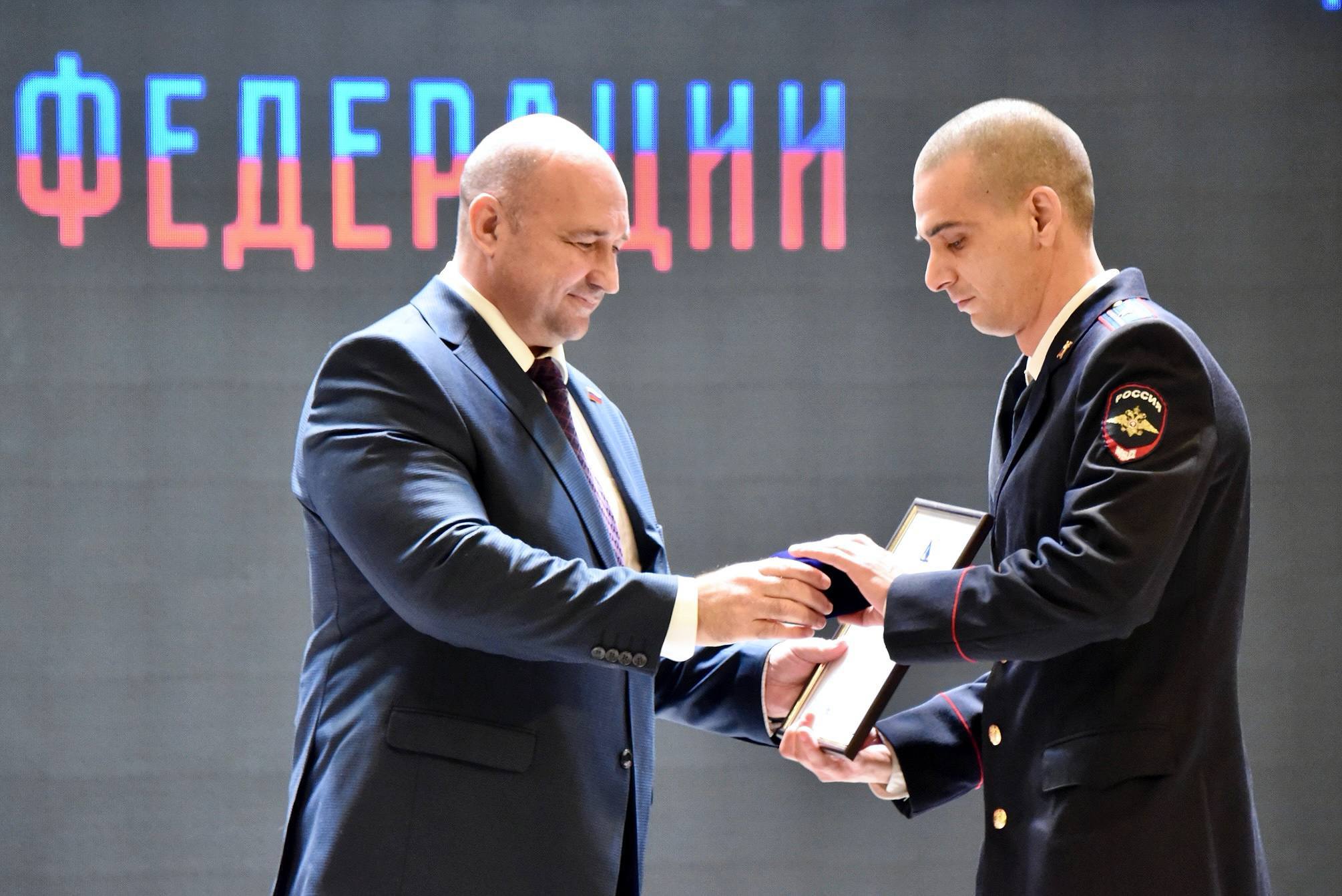 Владимир Немцев: Сегодня, в преддверии Дня сотрудников органов внутренних дел Российской Федерации, вместе с Губернатором Севастополя Михаилом Развожаевым, начальником УМВД России по городу Севастополю Сергеем Сигуновым... Владимир Немцев: Сегодня, в преддверии Дня сотрудников органов внутренних дел Российской Федерации, вместе с Губернатором Севастополя Михаилом Развожаевым, начальником УМВД России по городу Севастополю Сергеем Сигуновым...