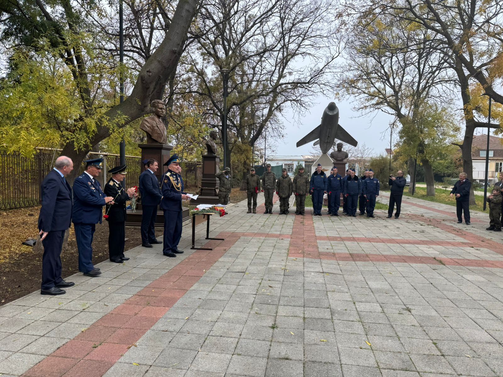 Торжественный митинг. В парке у памятника авиаторам-гвардейцам в рамках проведения мероприятий, посвященных Году защитника Отечества, в преддверии празднования Дня поселка Кача, местной администрацией Качинского МО проведён... Торжественный митинг. В парке у памятника авиаторам-гвардейцам в рамках проведения мероприятий, посвященных Году защитника Отечества, в преддверии празднования Дня поселка Кача, местной администрацией Качинского МО проведён...