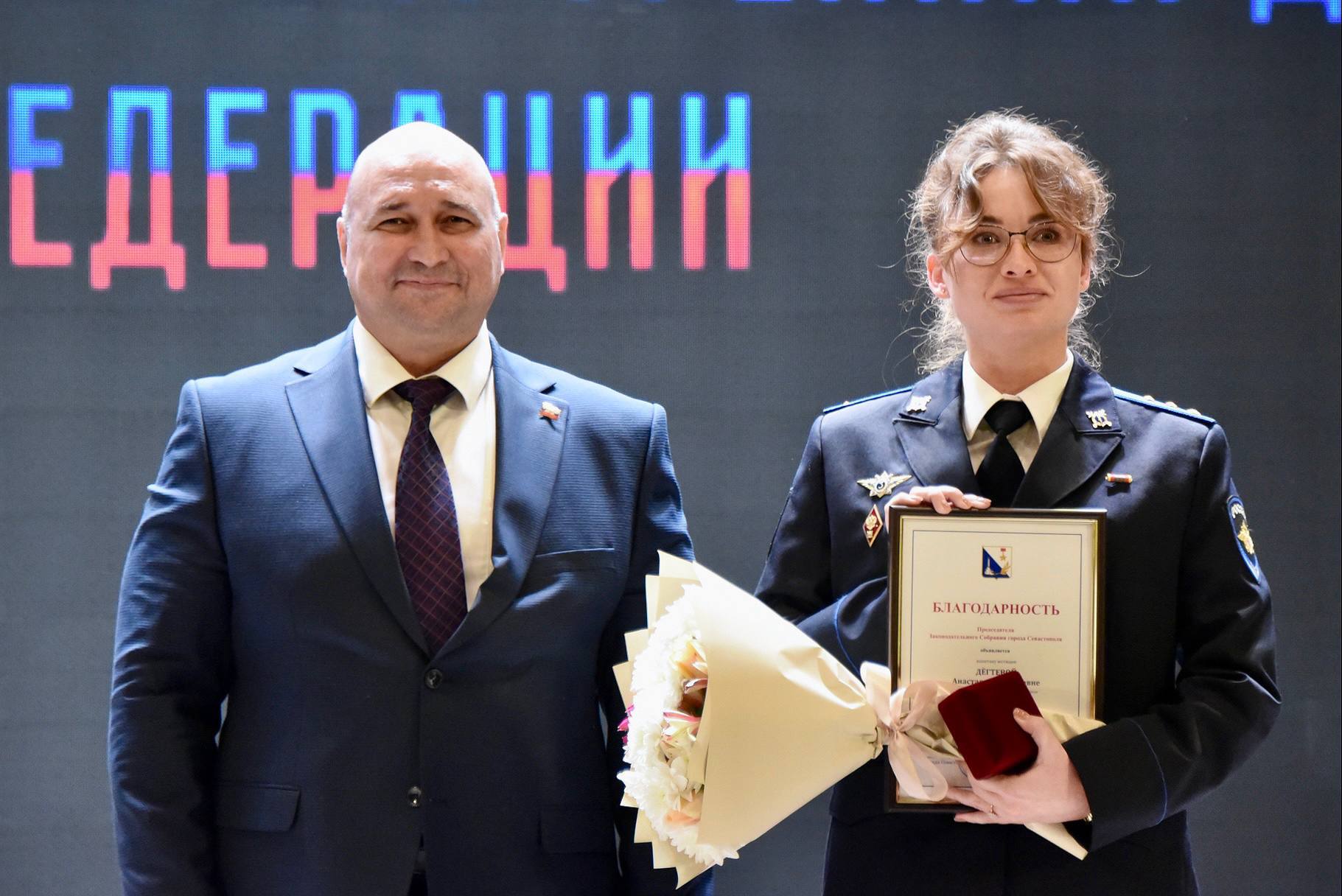 Владимир Немцев: Сегодня, в преддверии Дня сотрудников органов внутренних дел Российской Федерации, вместе с Губернатором Севастополя Михаилом Развожаевым, начальником УМВД России по городу Севастополю Сергеем Сигуновым... Владимир Немцев: Сегодня, в преддверии Дня сотрудников органов внутренних дел Российской Федерации, вместе с Губернатором Севастополя Михаилом Развожаевым, начальником УМВД России по городу Севастополю Сергеем Сигуновым...