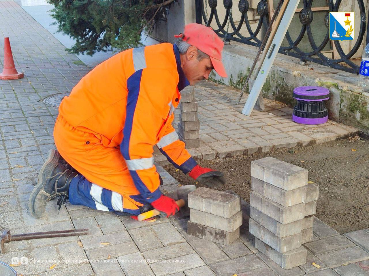Сотрудники «Водоканала» работают на улицах города Сотрудники «Водоканала» работают на улицах города