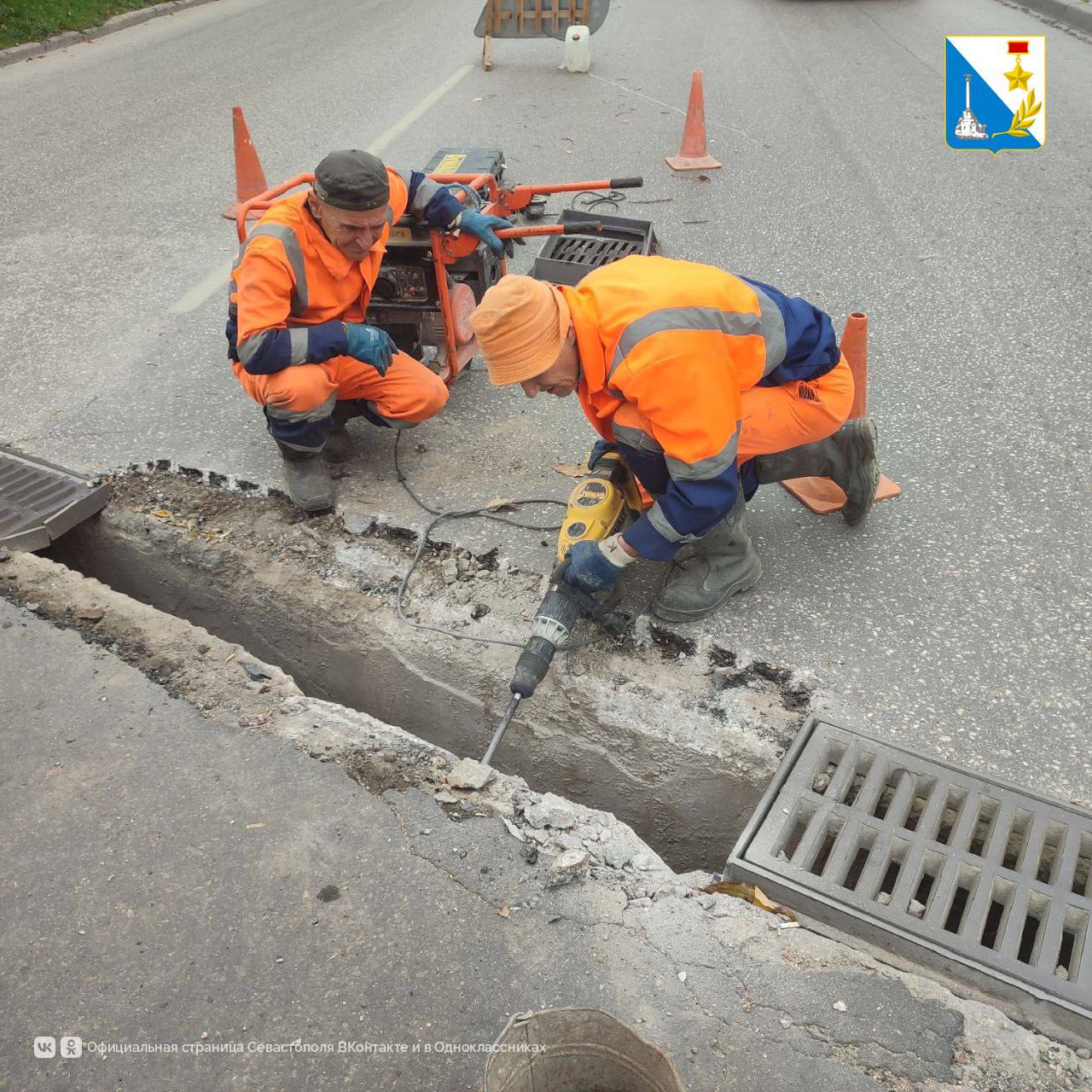 Сотрудники «Водоканала» работают на улицах города Сотрудники «Водоканала» работают на улицах города