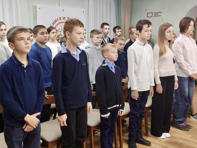 В детской библиотеке Инкермана прошел патриотический час «Ребята с нашего двора» В детской библиотеке Инкермана прошел патриотический час «Ребята с нашего двора»