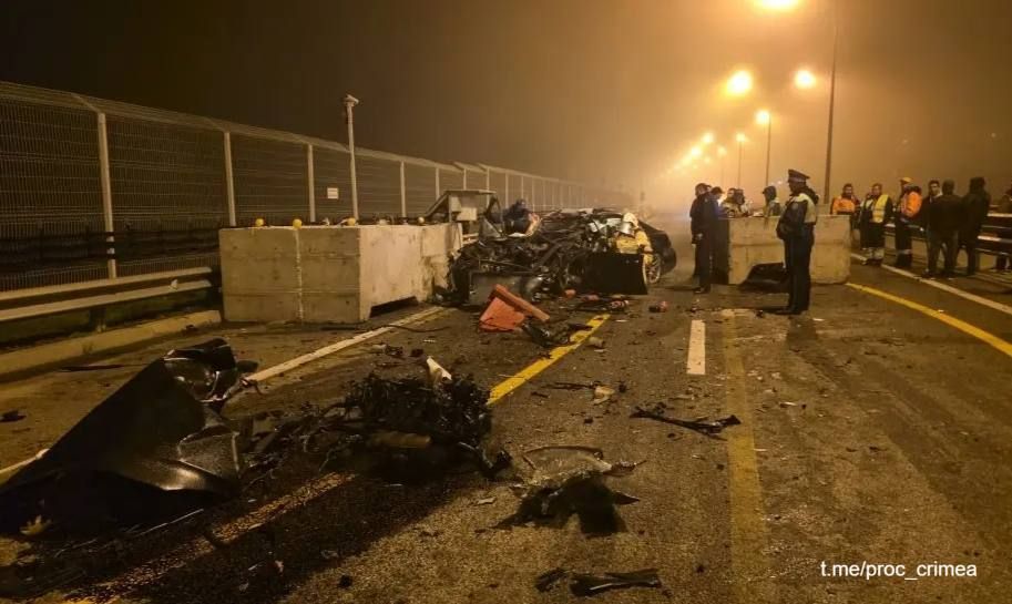 Два человека погибли, еще двое несовершеннолетних пострадали в результате аварии на Крымском мосту, сообщила прокуратура республики