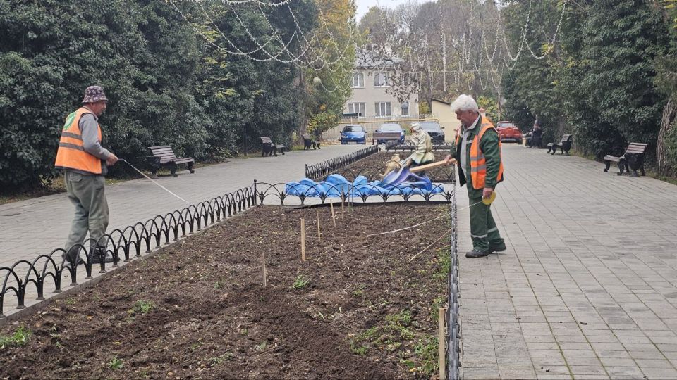 На городских клумбах Балаклавы началась высадка тюльпанов На городских клумбах Балаклавы началась высадка тюльпанов
